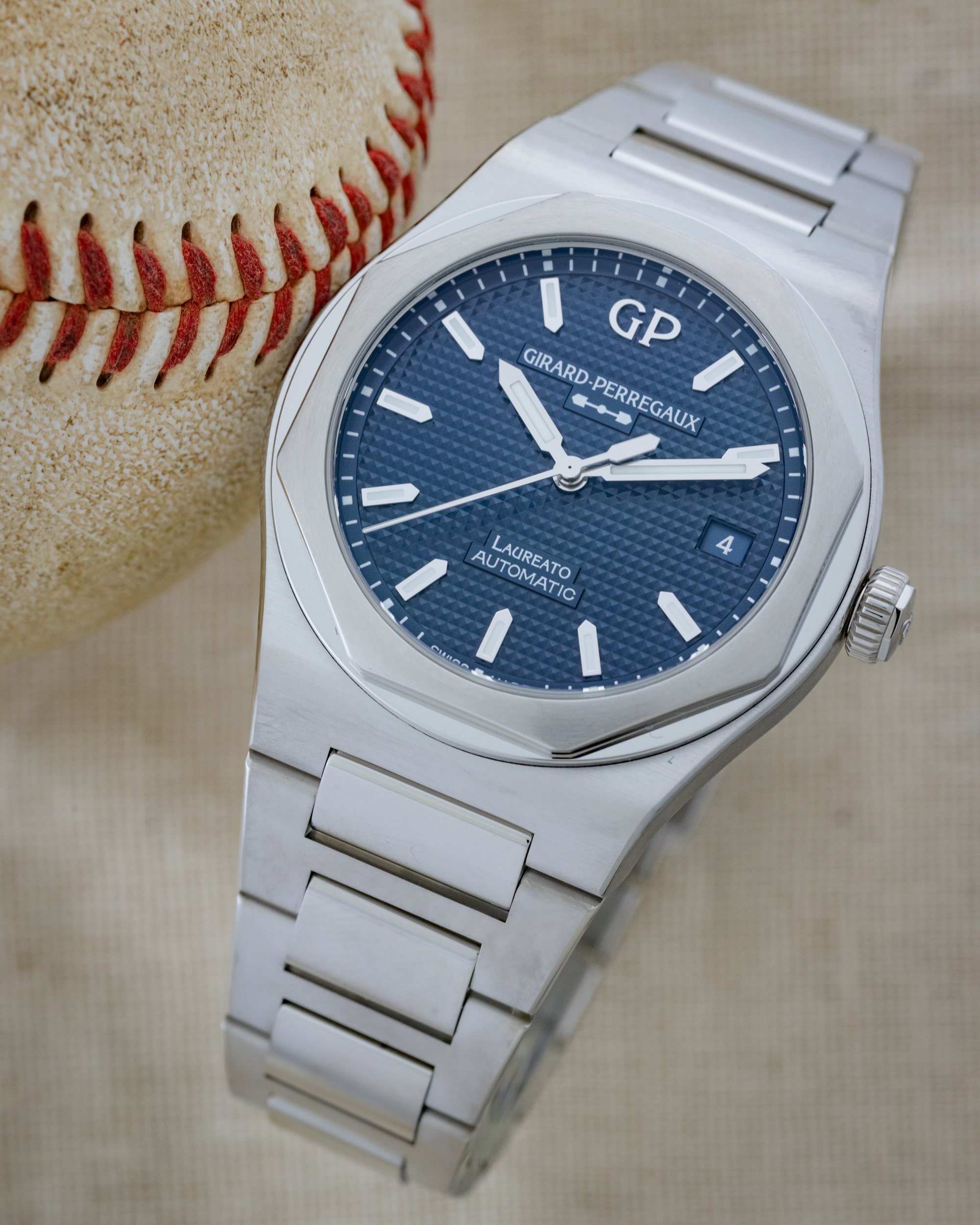 Girard-Perregaux Laureato Midnight Blue 81005-11-3460-1CM Hotlist